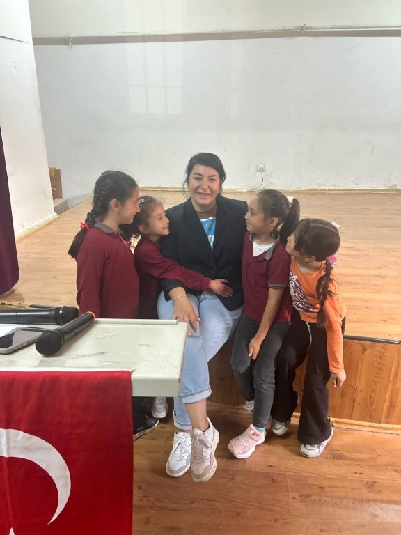 Kurumumuz tarafından rehber öğretmeni bulunmayan okullara yönelik afet sonrası psikososyal destek çalışmaları gerçekleştirildi.