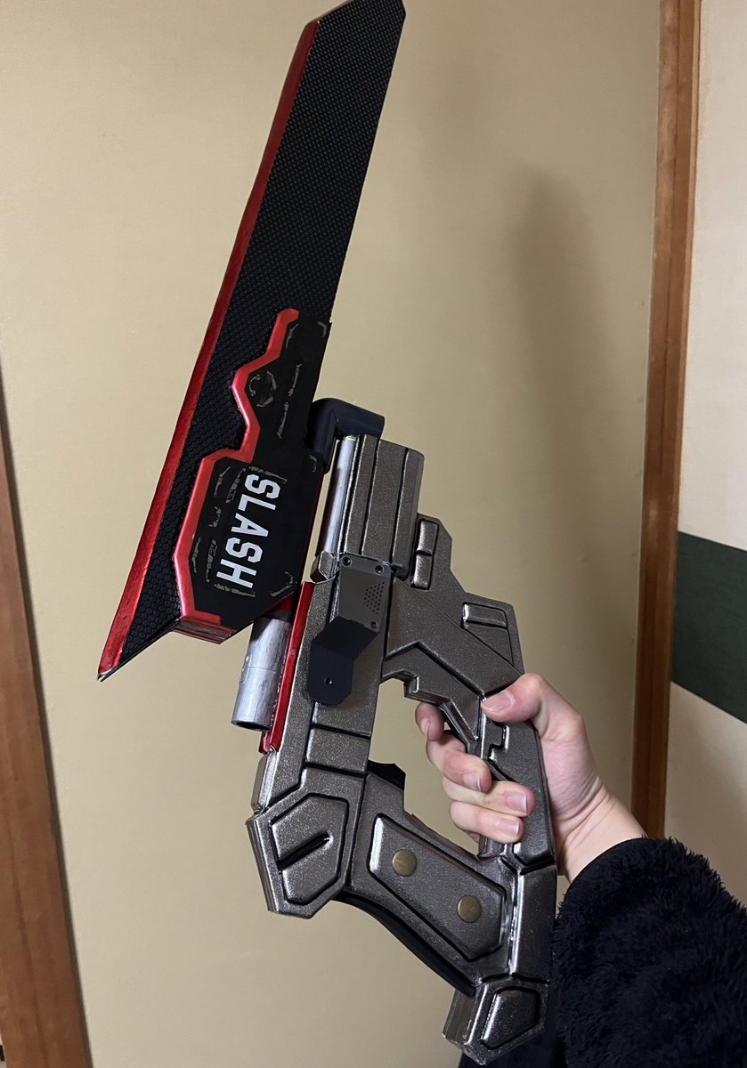 gwc71456029's tweet image. 剣の部分が重すぎて、磁石やマジックテープで固定できなかったから、塩ビパイプを導入。
ブンブン振り回しても大丈夫になった。

#CH2
#創作コス