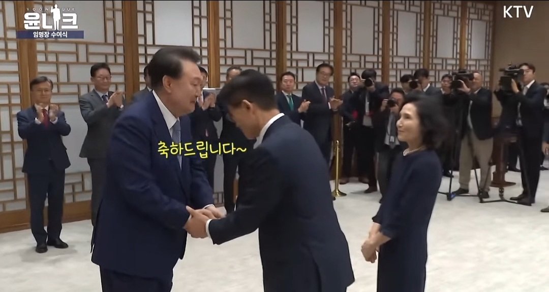 woni325625's tweet photo. 곧 또 보게될지 모를 장면

축하드립니다 고생많으셨습니다
#김문수 #윤석열 #황교안 #보수단결 #보수연합 #보수통합 #데자뷰 https://t.co/XioTxhufVW
