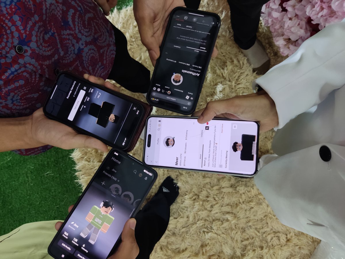 Terima kasih rakan-rakan MYSverse yang turut hadir ke majlis perkahwinan saya semalam.

Indahnya bersahabat, dari dunia maya, kita terus erat sampai ke dunia sebenar.

Semoga saya dapat jumpa anda semua nanti seperti kami, ada merancang ketika Pesta Buku akhir bulan ni, jom.