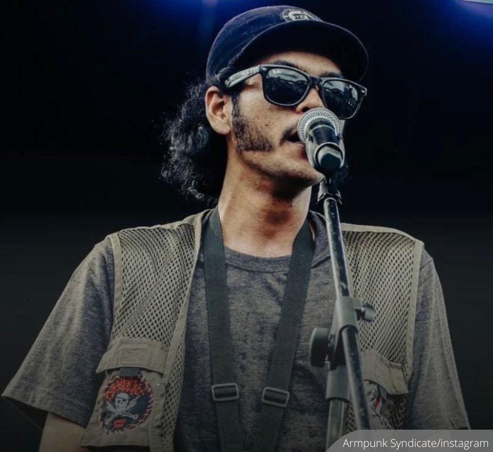 A punk band vocalist was assaulted by a group of men for refusing to kiss someone's hand after performing a concert in Johor.

"What kind of culture is taking root in our artistic spaces? There is no space for bullies in art," says the band Armpunk Syndicate.

🧵1