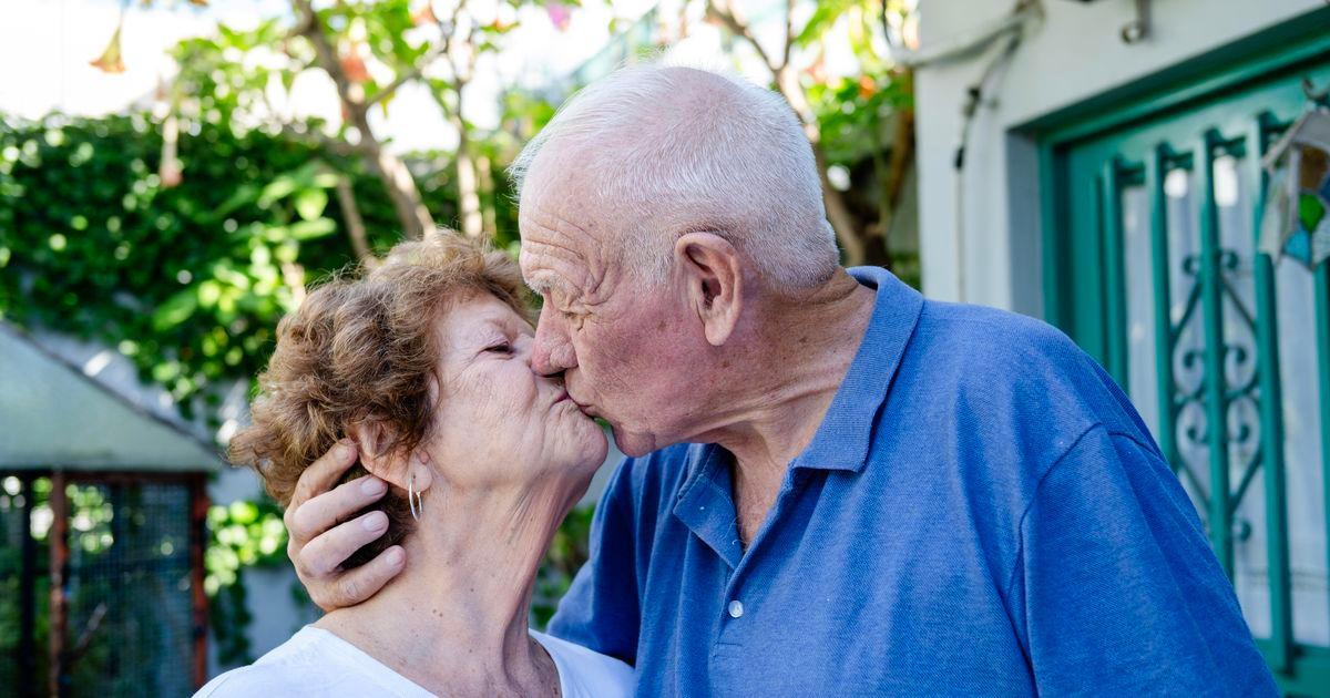 ’Nooit meer van mijn netvlies: mijn 68-jarige moeder tongend met haar nieuwe vriend’ telegraaf.nl/vrouw/80184338…