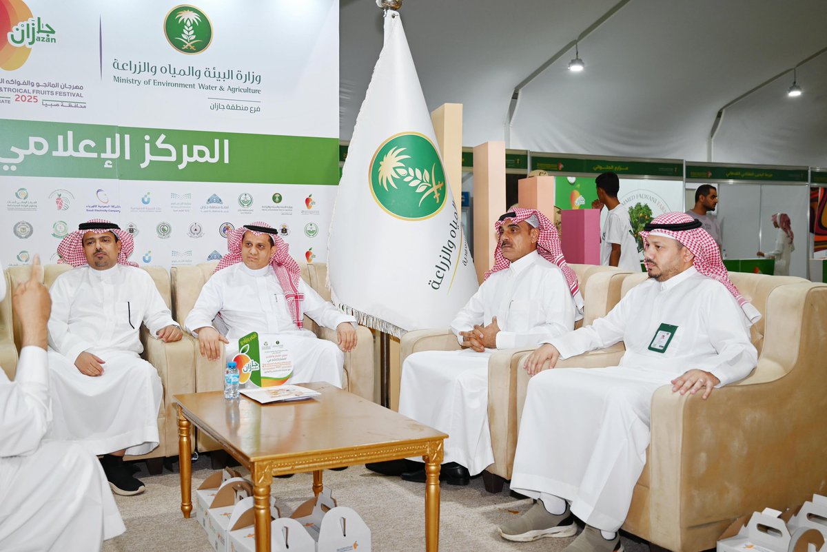 استقبل منسوبو فرع وزارة البيئة والمياه والزراعة بالمنطقة والجمعية التعاونية للمانجو، د..خالد بن حامد الشمري المشرف الوزاري بوزارة التعليم، وأ. عبدالرحمن بن عسيري عكور مدير إدارة الموارد البشرية. أشادبالتنظيم والتنوع في المنتجات الزراعية
#مهرجان_مانجو_جازان_21