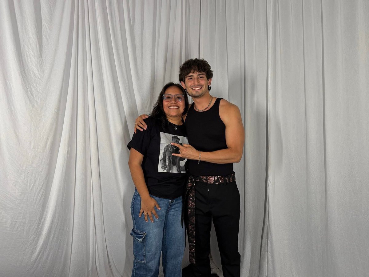 EmilioHispanic's tweet photo. 📸 | Los ganadores del concurso en el Festival Michoacán de Origen durante su Meet &amp; Greet con Emilio (@halcon_emilio)

(Créditos: Michoacán)

#Emilio https://t.co/TcpxYMCzzI