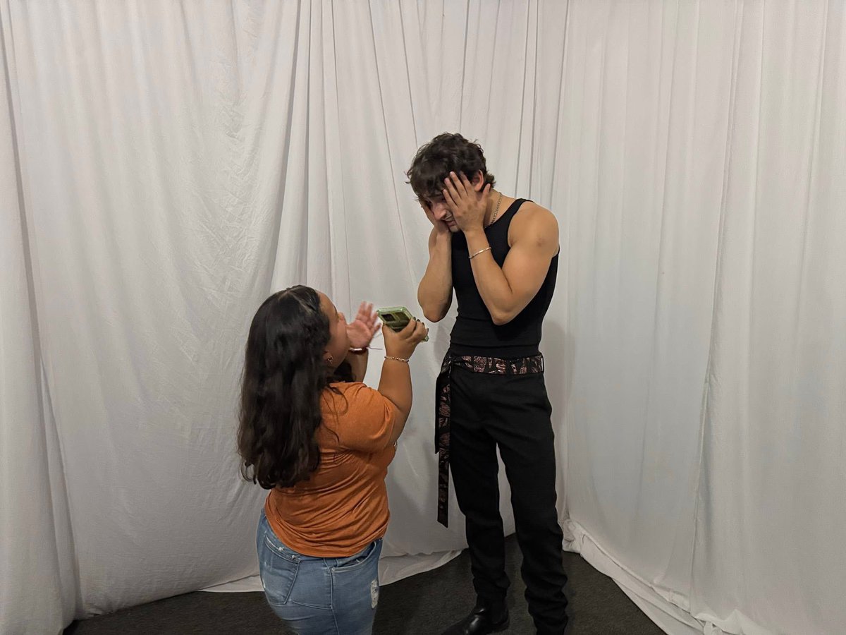 EmilioHispanic's tweet photo. 📸 | Los ganadores del concurso en el Festival Michoacán de Origen durante su Meet &amp; Greet con Emilio (@halcon_emilio)

(Créditos: Michoacán)

#Emilio https://t.co/TcpxYMCzzI