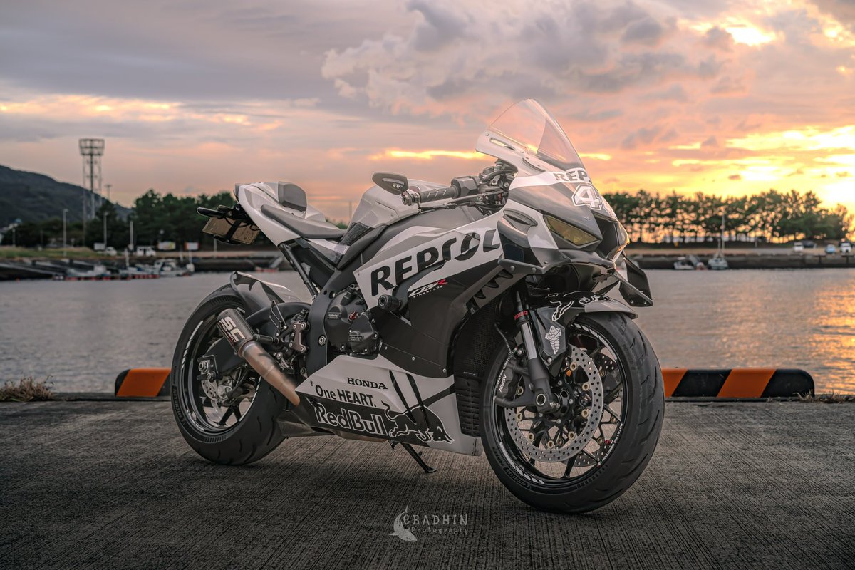 SENTORI_bot's tweet image. 【宣伝】
あなたのバイク、世界で1つのバイクにしてみませんか？

ラッピングのいい所は純正カウルの上から施行出来るので飽きたらすぐ剥せて元のカウルに戻せる所。
観点を変えれば飛び石や小傷保護としても有効です😎

気になった方、詳しくお話聞きたい方は1度ご相談を！
⬇️⬇️⬇️⬇️
@MsFactory_wrap