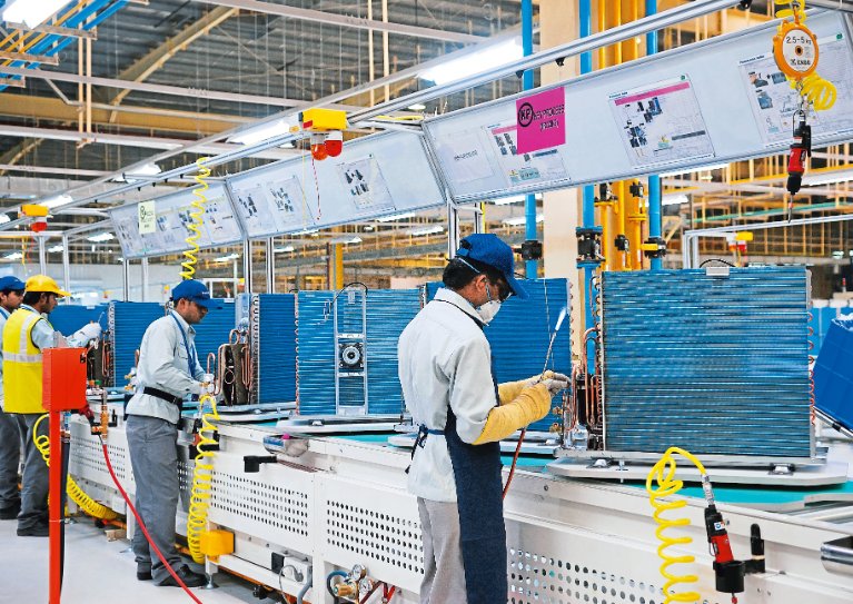 Did you know?
India is world's fastest growing AC market. Families who do not own a fridge are buying ACs.
Room AC sales doubling every five years. 1 bn units by 2050 est.
What will this mean for energy demand and #climate goals? Can technology find a solution? <a href="/livemint/">Mint</a> Long