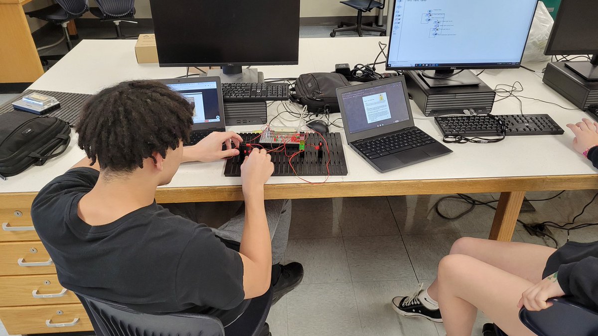 mrpaxtontech's tweet photo. 8th graders have been learning about automation by building, wiring, and programming robotics tasks lately. #EHRoyalPride https://t.co/jysQAn4BRA