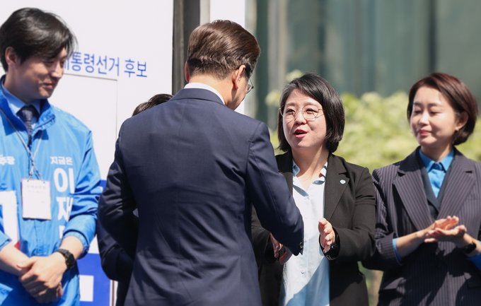 이재명 정치인이 기본소득당 용혜인 대표와 악수하며 인사를 나누는 모습. 