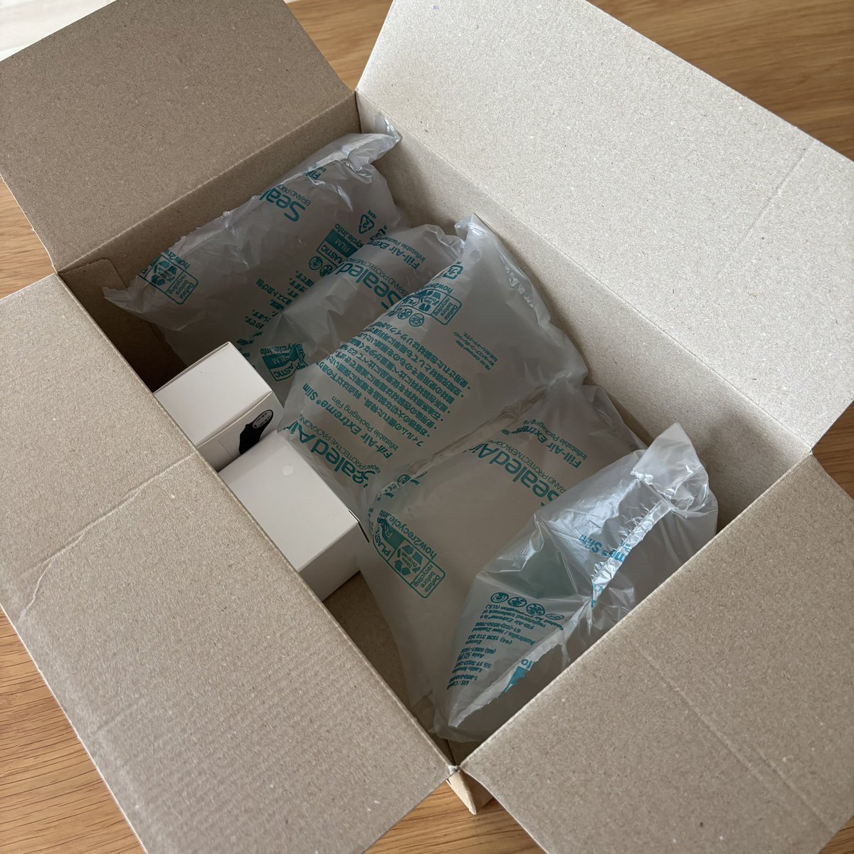箸置き2個買ったのよ。
空気運ぶのに送料払ったのか。
プチプチ包んでポストインの梱包で良くない？