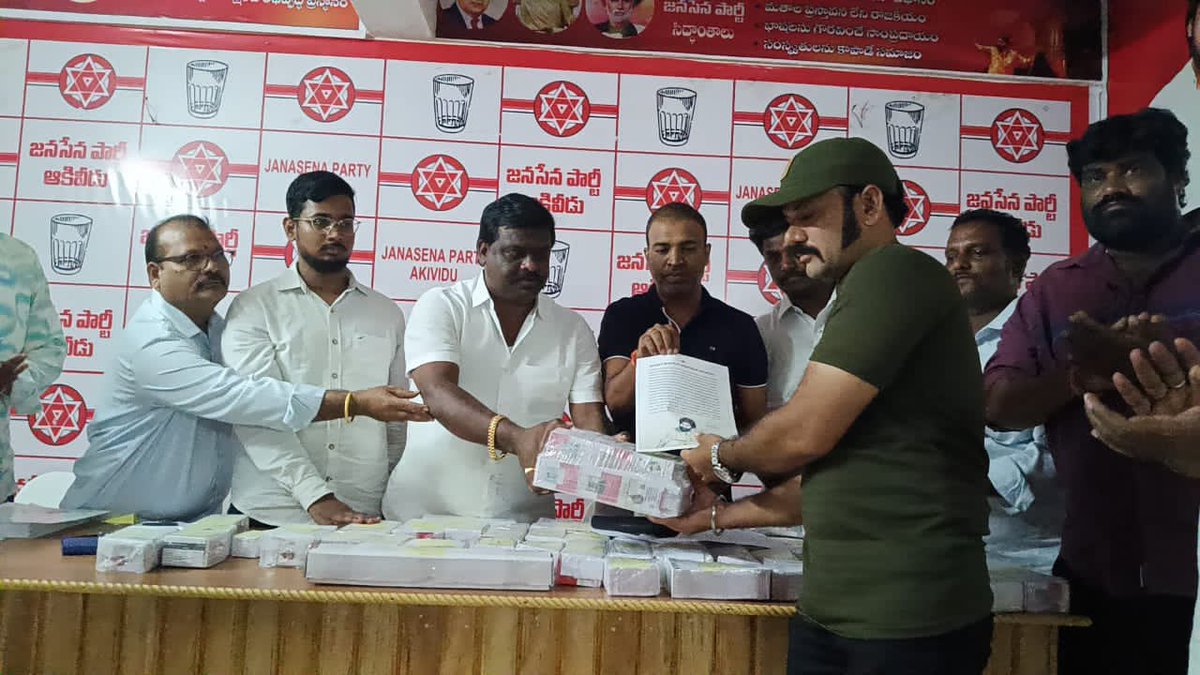 JSPWestGodavari's tweet image. ఉండి నియోజకవర్గం లో ఇన్ఛార్జ్ శ్రీ జుత్తుగ నాగరాజు గారి ఆధ్వర్యంలో ఉండి నియోజకవర్గ క్రియాశీలక సభ్యత వాలంటరీల సమావేశాన్ని ఏర్పాటు చేసి 13,296 సభ్యత్వ కిట్లని వారికి అందచేయ్యటం జరిగింది.

@JanaSenaParty @PawanKalyan 
#JSPActiveMembership