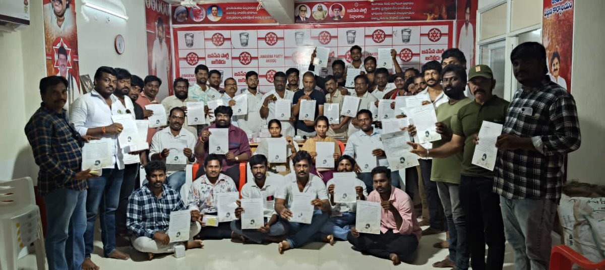 JSPWestGodavari's tweet image. ఉండి నియోజకవర్గం లో ఇన్ఛార్జ్ శ్రీ జుత్తుగ నాగరాజు గారి ఆధ్వర్యంలో ఉండి నియోజకవర్గ క్రియాశీలక సభ్యత వాలంటరీల సమావేశాన్ని ఏర్పాటు చేసి 13,296 సభ్యత్వ కిట్లని వారికి అందచేయ్యటం జరిగింది.

@JanaSenaParty @PawanKalyan 
#JSPActiveMembership