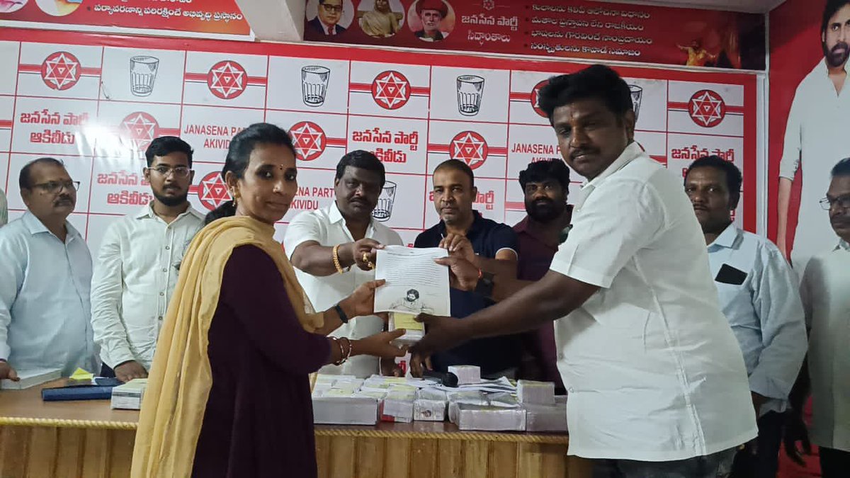 JSPWestGodavari's tweet image. ఉండి నియోజకవర్గం లో ఇన్ఛార్జ్ శ్రీ జుత్తుగ నాగరాజు గారి ఆధ్వర్యంలో ఉండి నియోజకవర్గ క్రియాశీలక సభ్యత వాలంటరీల సమావేశాన్ని ఏర్పాటు చేసి 13,296 సభ్యత్వ కిట్లని వారికి అందచేయ్యటం జరిగింది.

@JanaSenaParty @PawanKalyan 
#JSPActiveMembership