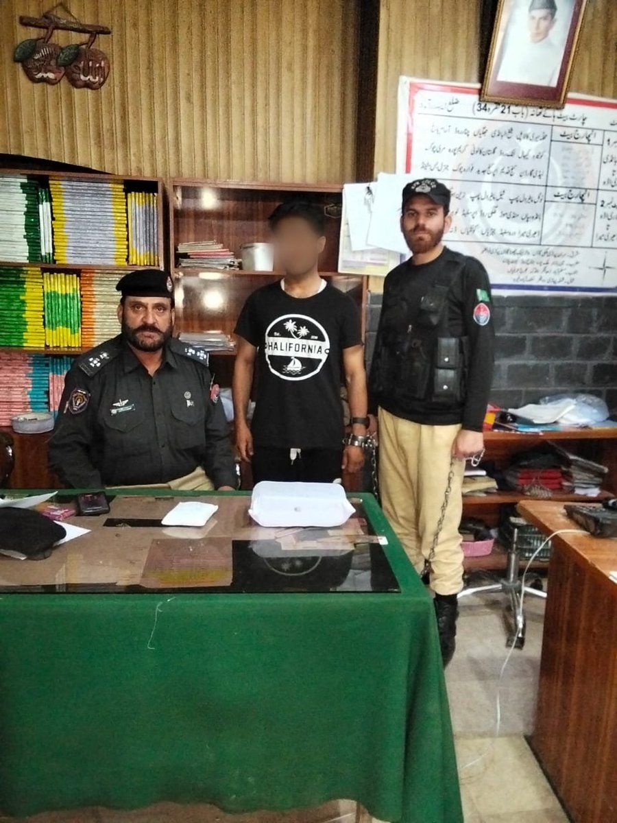 ضلعی پولیس سربراہ ایبٹ آباد عمر طفیل PSP کی ہدایات پر SHO تھانہ کینٹ کیڈٹ عبدالغفور  کا منشیات فروشوں کے خلاف کریک ڈاؤن   عثمان عرف نواب ولد نیاز محمد سکنہ سلہڈ کے قبضہ سے 268 گرام آئس اور 2385 گرام چرس* برآمد کر کے امتناع منشیات ایکٹ کے تحت مقدمہ درج رجسٹر کر لیا گیا ۔