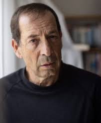 בני ברבש

אחרי שתמותו
אחרי שהבשר יירקב
אחרי שהעצמות יתפוררו
אחרי עוד ארבעה-עשר או שלושים ושניים סבבי לחימה
אחרי שהוריכם ימותו
וילדיכם, למי מכם שהספיק להוליד ילדים, יזדקנו ואולי גם הם יעברו מהעולם מצער או מאחת המלחמות העתידיות.
אחרי שיגדל כאן דור שישכח אפילו את סמוטריץ ונתניהו