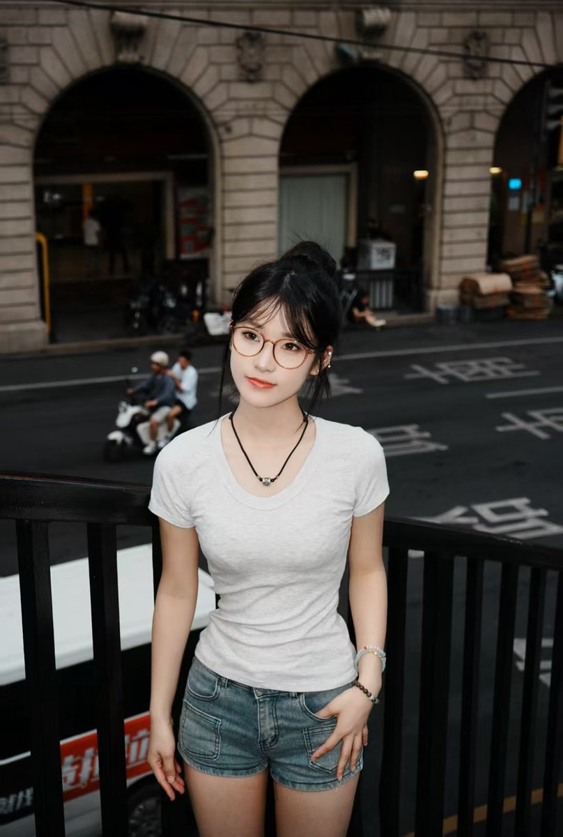 【网友投稿】网友投稿眼镜妹同学，有气质也有身材的美女，被盯得是不是很有感觉？欢迎更多眼镜妹自己来投稿！ #眼镜 #眼镜妹 #眼镜控 #眼镜女生 #反差 #投稿 #自毁 #社死 #羞辱 #评价 #曝光