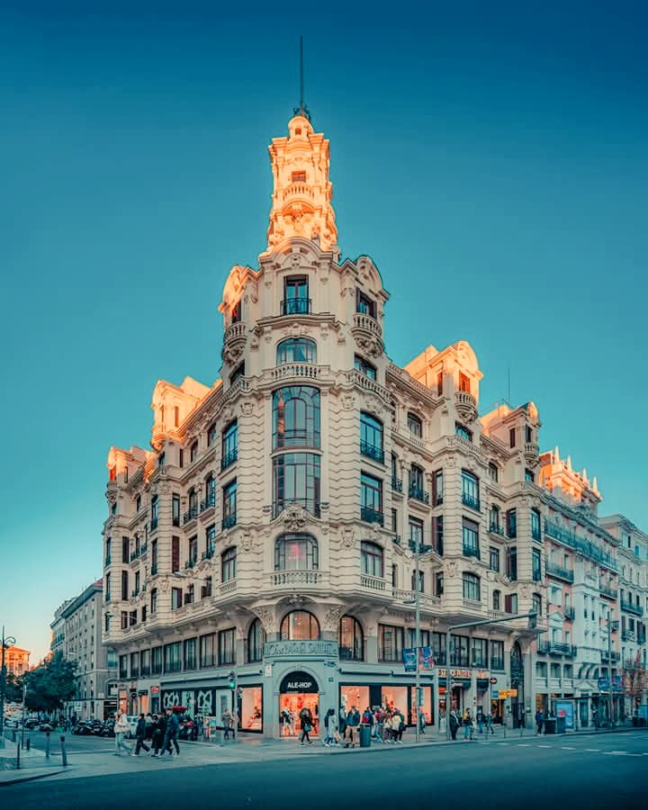 From the streets of the capital, Madrid 🏰 ️️🍁🏙️ | Spain🇪🇸
Looking and pleasant 🔥🌈😱🧡🌅