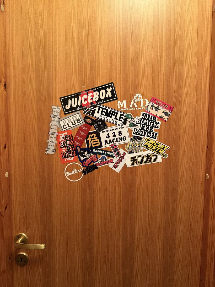 dq1eg's tweet photo. 自室ドアステッカーボム計画
書いて欲しいのある？って聞かれてYuNi書いて！って言うたらプレゼントしてくれた🥰
ありがとうございます🙇‍♂️ https://t.co/vCOU1KSCm4