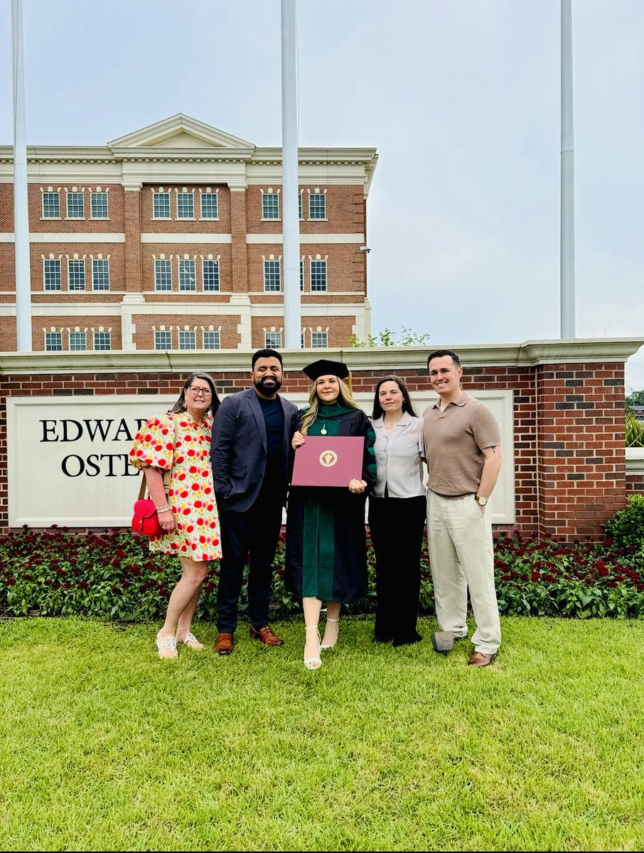 Officially Dr. Hanna!! Can’t wait to get started as a resident pathologist and it’s all thanks to my amazing village 💛🔬✨