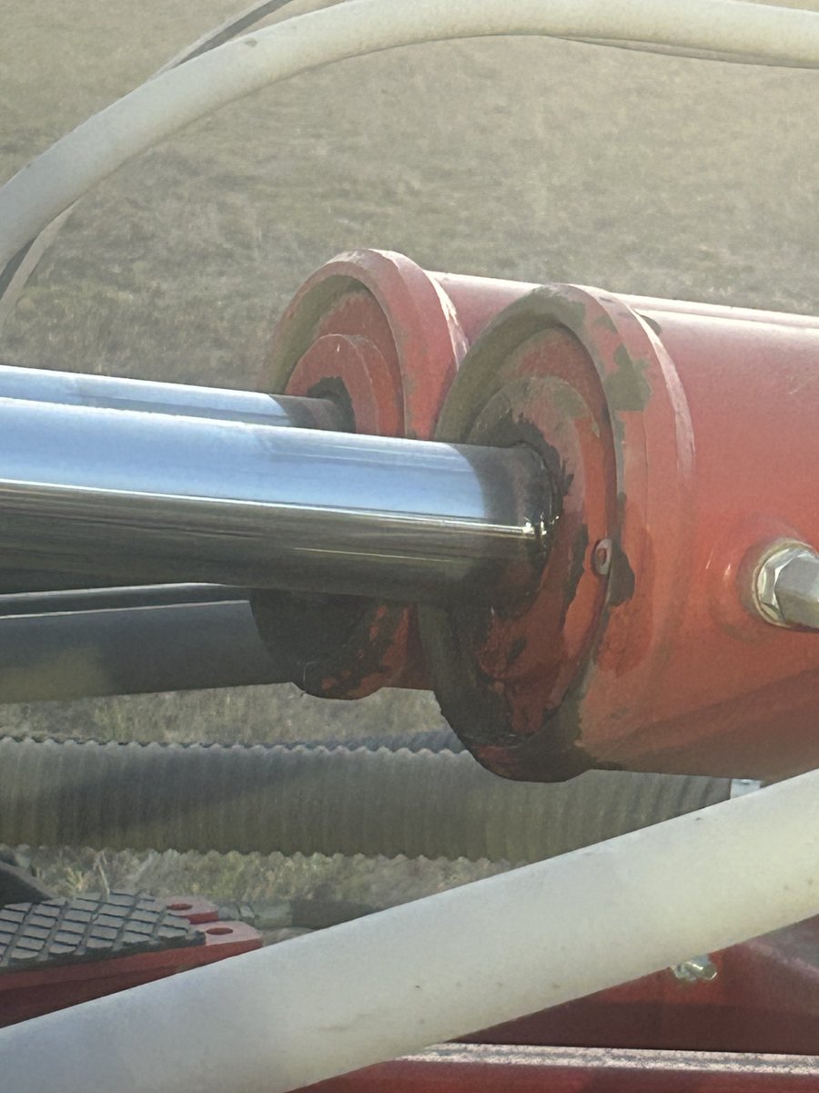 Only about 6 pails deep into the hydraulic oil with the new drill during the first week. First were the inner wing cylinders and now a loose hose on a fan tonight. Hopefully not much oil went into my fertilizer runs. 😬🤬 #AgTwitter