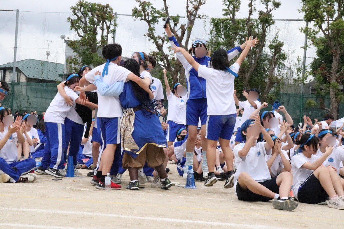 kokusai_hs's tweet image. 2025.05.09
体育祭お疲れ様でした!
総合優勝は青団でした🟦
国際らしい、素晴らしい体育祭でしたね。
保護者の皆様も、ありがとうございました。
さて、今日からは通常授業。
しっかりと気持ちを切り替えて、それぞれの授業に臨んでいます。