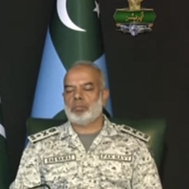 chillao mat uth gaya hoon bas aankhein band hai