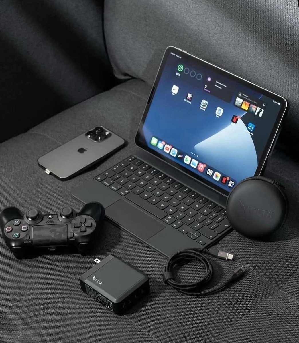 RXRadioUG's tweet image. Today on #TechMoment with @jamesonen, we unpack ways on how to keep your laptop from overheating!

Make sure the vents are open, avoid running many programs at once &amp;amp; more!

 🎧 rxradio.ug | app.rxradio.ug

#RXRadioUG #TheFatBoyShow