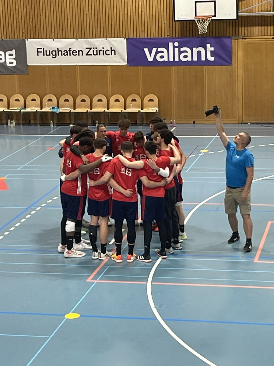 JOLIGuillaume's tweet photo. Fin d’une belle semaine de travail en bleu 🇫🇷.
Deuxième place à l’airport trophy.
Victoires contre 🇨🇭 32/28 et 🇩🇪 31/30, une défaite contre  🇪🇸 27/23.
Merci au staff et aux joueurs pour tout le job.
#BleuetFier #allbleu
@ffhandball @FRAHandball https://t.co/lFiLsfax0Z