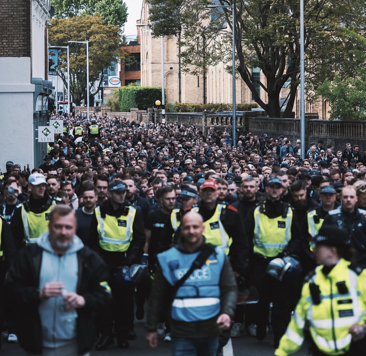 En dag kommer vi 8000+ som tog över Stamford Bridge att vila i graven.
Men minnet av invasionen i London 2025 kommer leva vidare i berättelser &amp; i Djurgårdens historia för evigt.
Vår sång ekade över gator &amp; torg, flaggorna vajade &amp; motståndet darrade.
Vi var Djurgårn på turné!