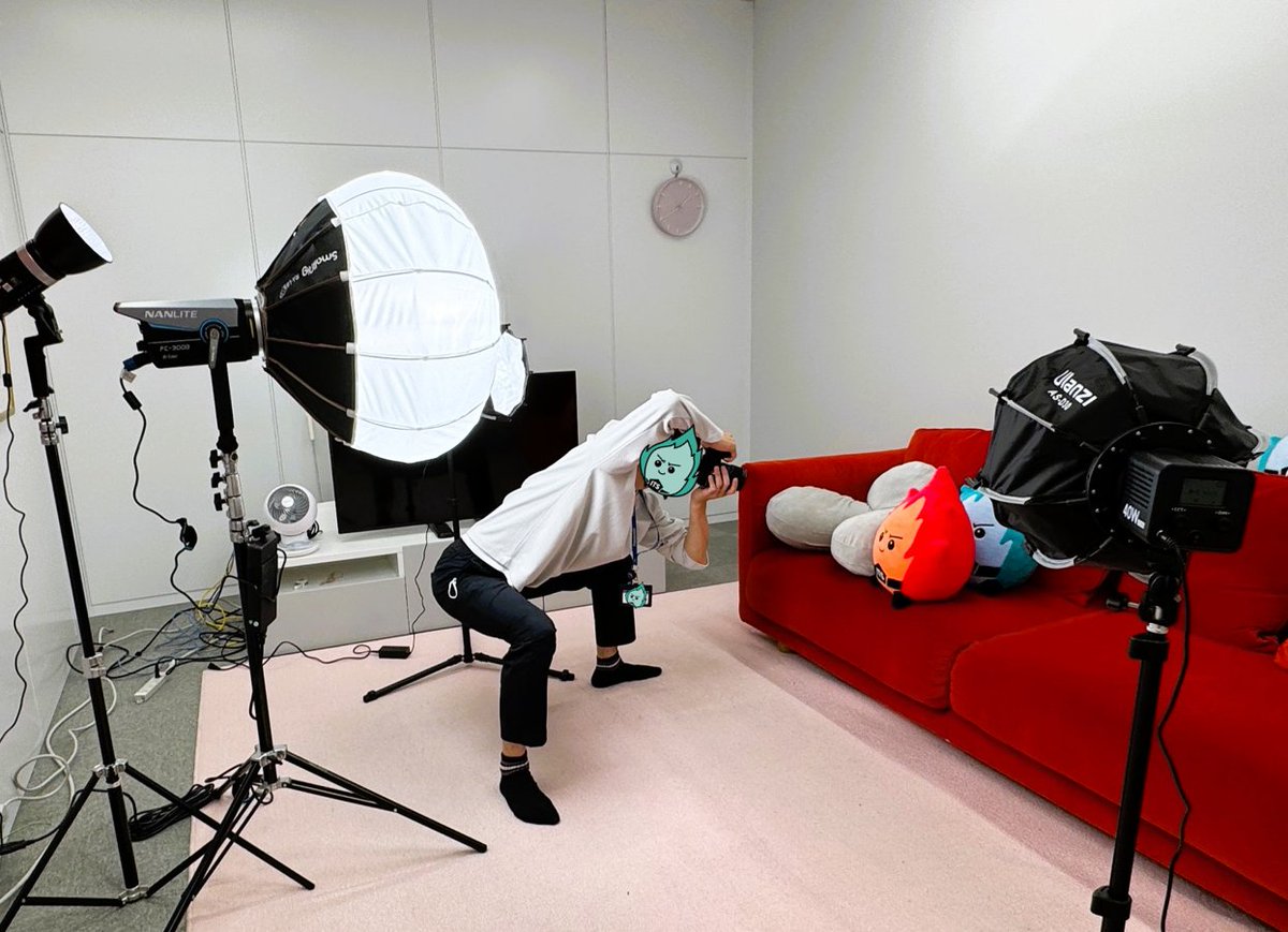 panasonicITS's tweet image. ITSの社員さんは多種多様な特技や趣味を持っている方が沢山いるニィ!
新入社員さんのアイコン用写真をとる準備をしている社員さんがいたニィ
姿勢が本気だニィ…
このあと沢山の新入社員さんや
今の写真の雰囲気を変えたい社員さんが沢山きて
素敵な写真を撮ってもらってたニィ!