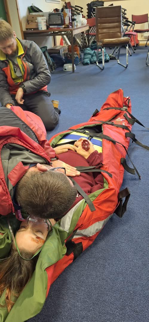 AberdeenMRT's tweet image. Our training last weekend was about recertification in first aid. A couple of days refreshing skills by mixing theory and practice in typical MR scenarios. Thanks to the instructors and volunteer 'casualties', some of the acting was worthy of Oscar nominations! #smr #training