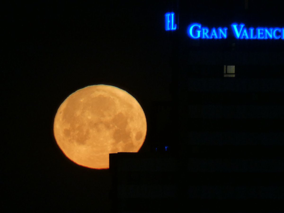 Jesús🦇Martínez📸 (@xusvalencia) on Twitter photo Poco antes del #amanecer de hoy
Puesta de #luna casi llena 🌕
Siempre bonita ❤️ #Valencia
<a href="/apuntoratge/">À Punt Oratge</a> #cielosESA #moon Poco antes del #amanecer de hoy
Puesta de #luna casi llena 🌕
Siempre bonita ❤️ #Valencia
<a href="/apuntoratge/">À Punt Oratge</a> #cielosESA #moon