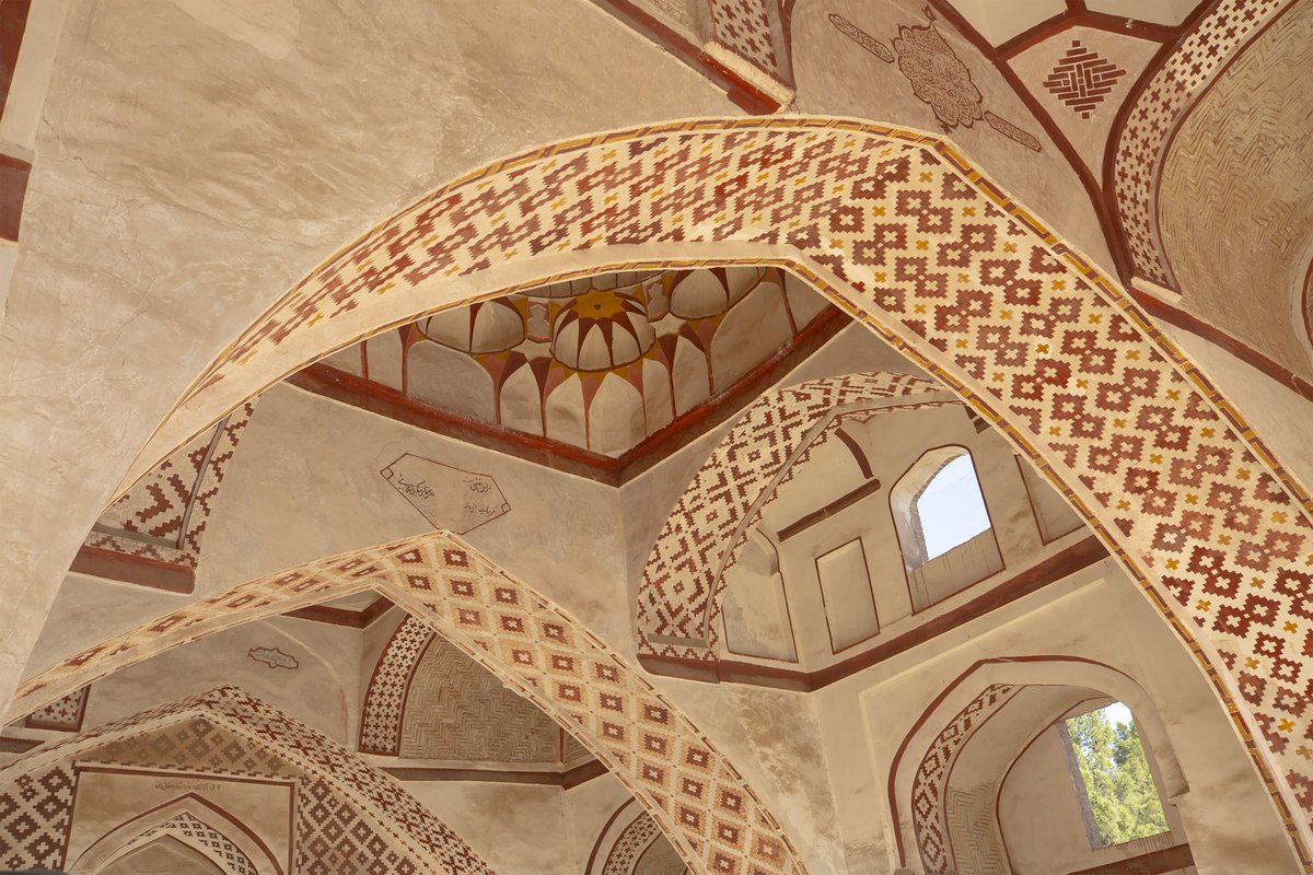 مسجد جامع قاین، از آثار تاریخی خراسان جنوبی با قدمتی از دوره ایلخانی و تیموری است. این بنای یک ایوانی با معماری ایرانی-اسلامی، در سال ۷۹۶ هجری قمری به دستور امیر جمشید قارنی ساخته شده است و با داشتن دو محراب و قبله، از شاهکارهای فرهنگی ایران محسوب می‌شود.
#ایران_ببین