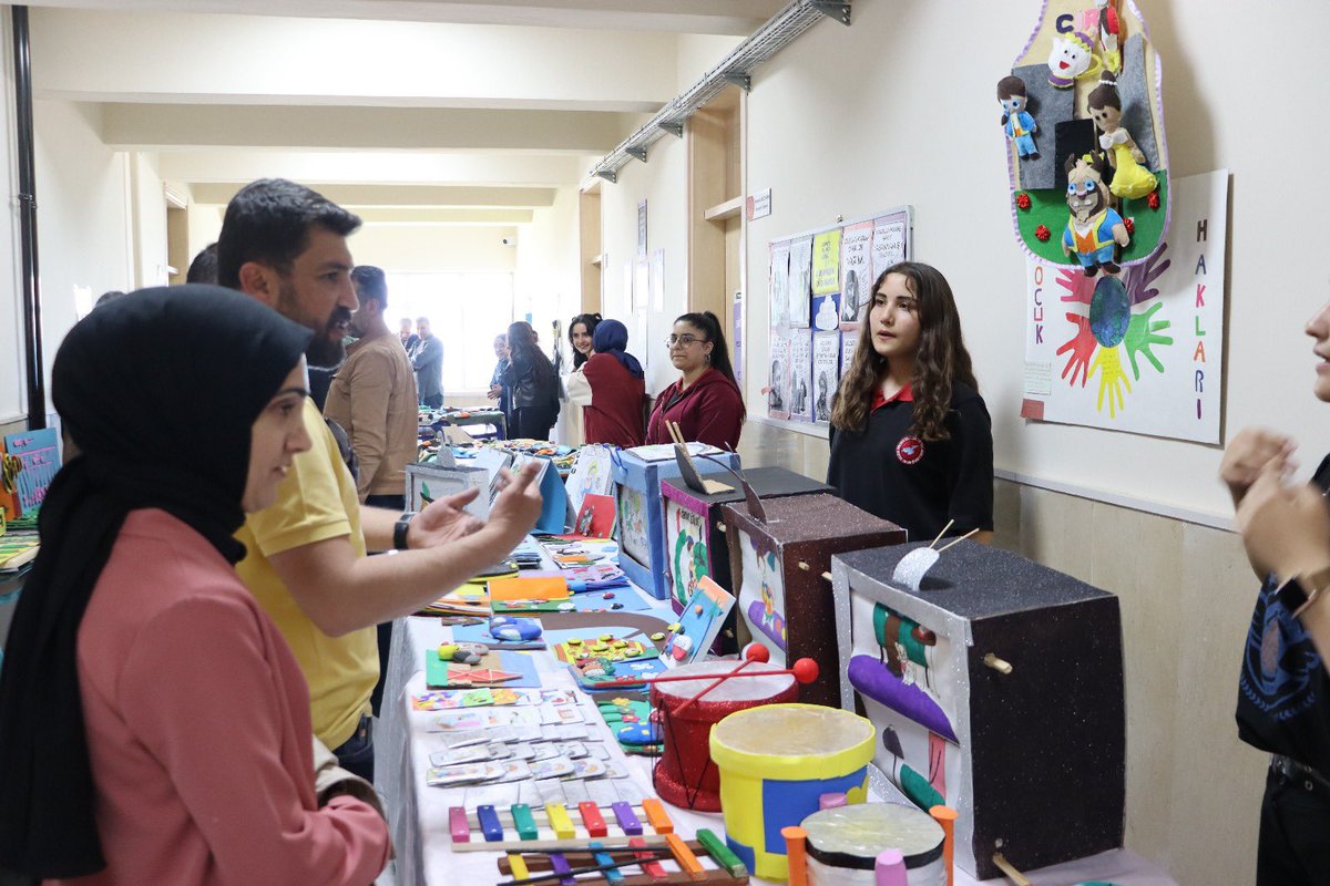 tatvanmem13's tweet photo. Valide Sultan Kız Mesleki ve Teknik Anadolu Lisesi Çocuk Gelişimi ve Eğitimi Alanı tarafından hazırlanan yıl sonu sergisinin açılışı Şube ve Okul Müdürlerimizin katılımı ile gerçekleştirildi. @tcmeb @Bitlis_Mem @Yusuf__Tekin https://t.co/mpCPntwzre