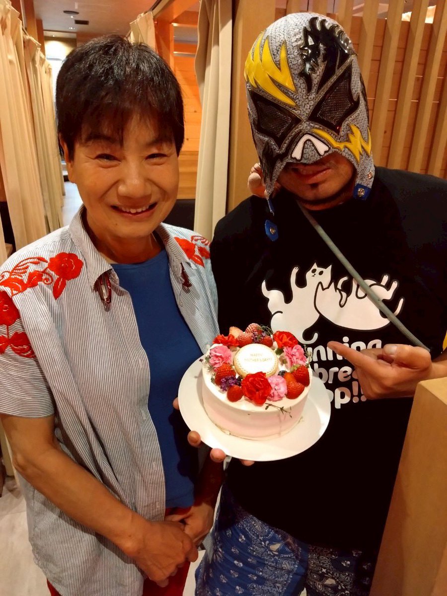 problem0128's tweet image. 勝利でのプレゼントはできなかったが
打ち上げで
実母と岡崎の母達にケーキでお祝い🎂
岡崎問題龍会にいつも感謝
#beLEGEND #プロテイン