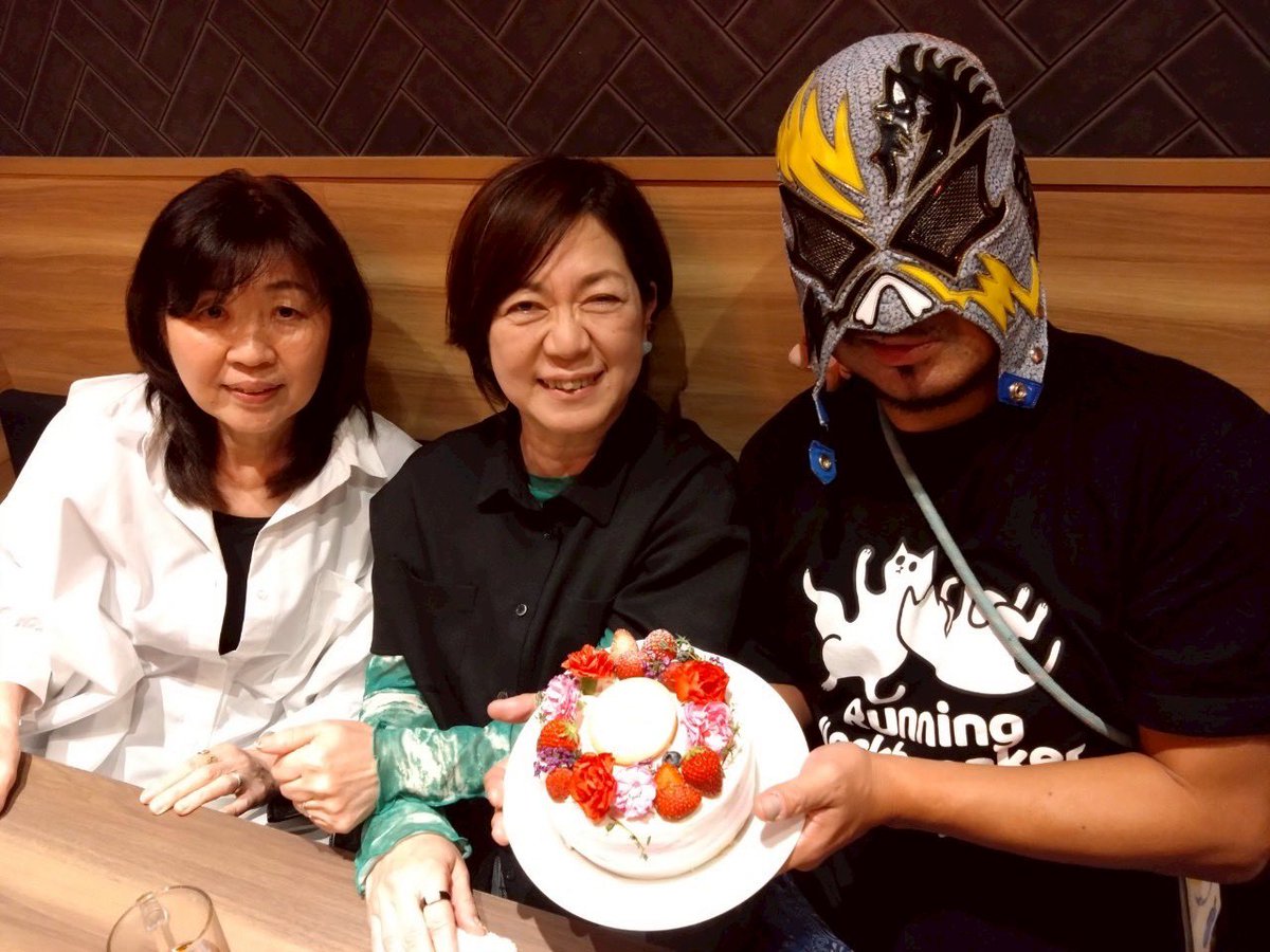 problem0128's tweet image. 勝利でのプレゼントはできなかったが
打ち上げで
実母と岡崎の母達にケーキでお祝い🎂
岡崎問題龍会にいつも感謝
#beLEGEND #プロテイン