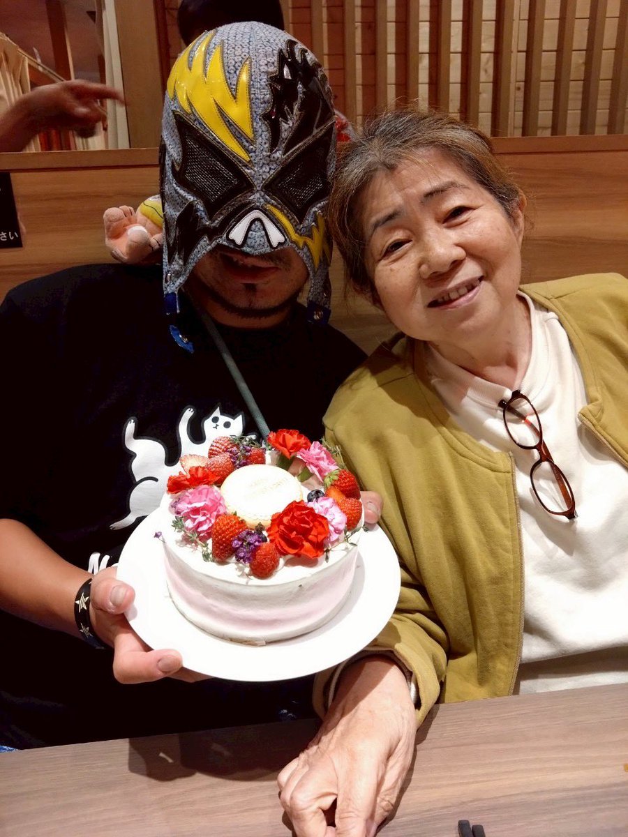 problem0128's tweet image. 勝利でのプレゼントはできなかったが
打ち上げで
実母と岡崎の母達にケーキでお祝い🎂
岡崎問題龍会にいつも感謝
#beLEGEND #プロテイン