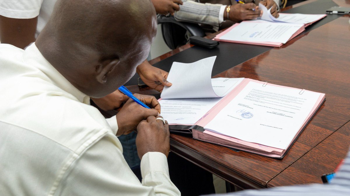 BMI-WFS signe une convention avec la GDSDR-CI pour transformer la force syndicale des dockers en richesse sociale.

Un partenariat stratégique pour l’inclusion financière et digitale des travailleurs portuaires en Côte d’Ivoire.

#BMIWFS #GDSDRCI #DockersCI #InclusionFinancière