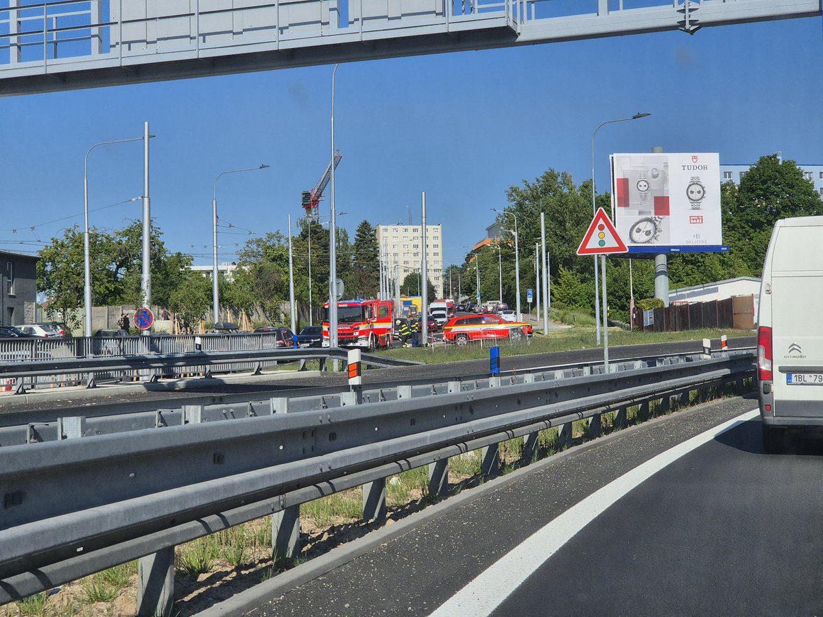 Kvůli tomuhle ohýnku dneska stála půlka okruhu a my přijeli pozdě do školy. Podle hasičů požár motorové  části vozidla.