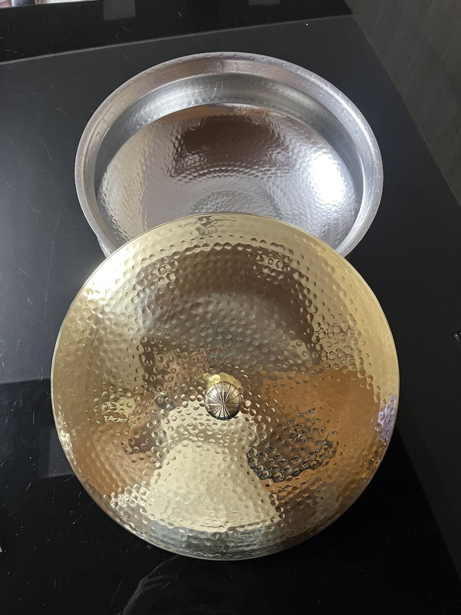 copper_expert's tweet image. Presenting our handcrafted Brass Lagan with traditional Kalai (tin) coating inside and a matching brass lid – perfect for slow-cooked delicacies and festive feasts.

#BrassLagan #TraditionalCookware #KalaiCoated #IndianCraftsmanship #copperexpert #ServeWithStyle