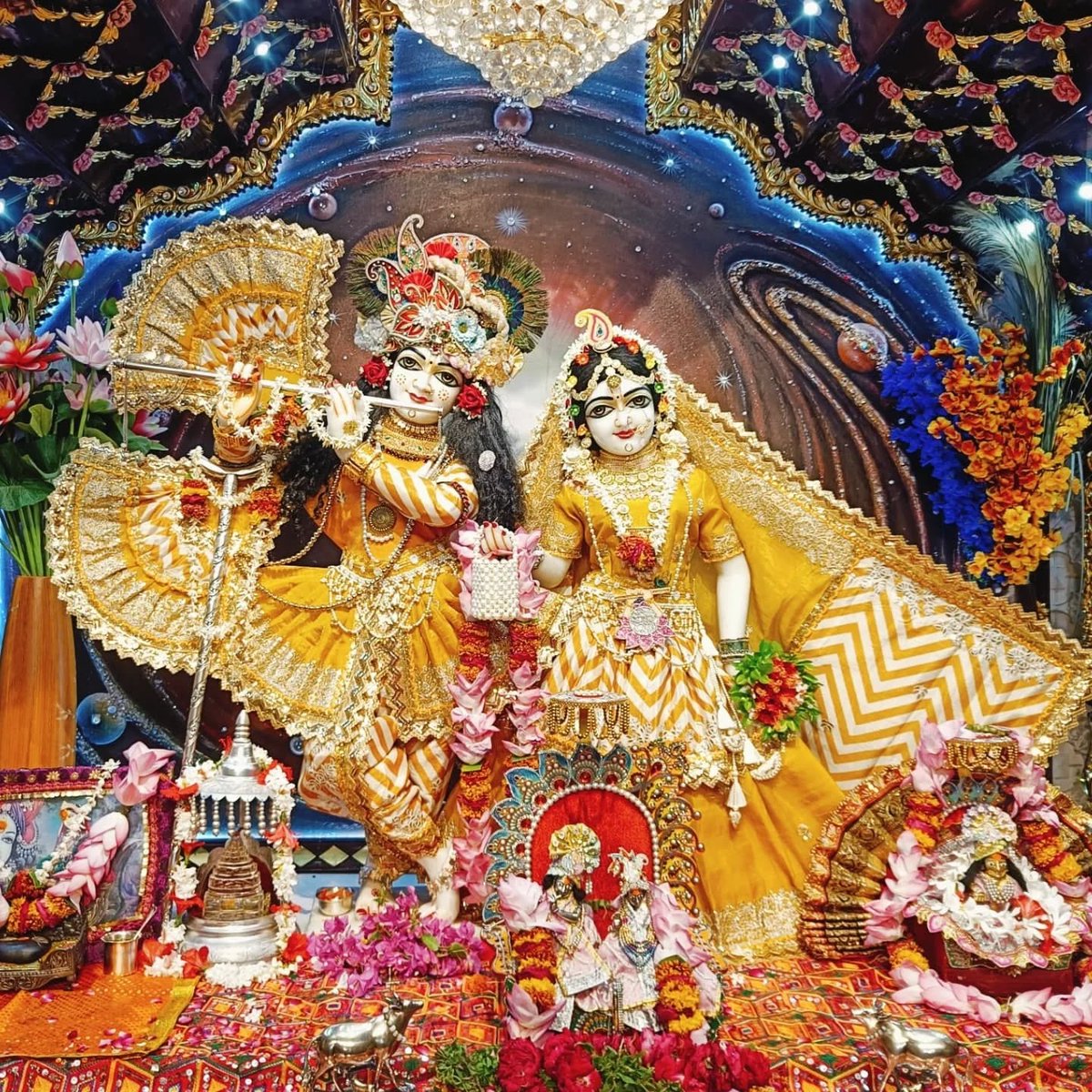 Merabharatms's tweet photo. 12/05/2025 वैशाख पूर्णिमा के पावन अवसर पर ठा. श्री प्रियाकान्त जू भगवान के अलौकिक श्रृंगार दर्शन प्रियाकान्त जू मंदिर वृंदावन (मथुरा )#निंबार्क #संप्रदाय #DnThakurJi #vssct #vsscm #VssctOnline #thakurji #priyakant_ju #vrindavan #Darshan
#प्रियाकांत_जु_मन्दिर_वृन्दावन https://t.co/bBm1HFXqNa