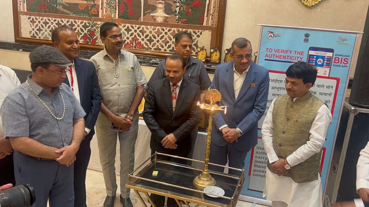 PIBDehradun's tweet image. गुणवत्ता और शुद्धता की पहचान – हमेशा हॉलमार्क युक्त आभूषण ही खरीदें।”
BIS देहरादून द्वारा मुज़फ्फरनगर में हॉलमार्किंग जागरूकता कार्यक्रम का आयोजन।
ज्वैलर्स व उपभोक्ताओं से BIS Care App से HUID जाँच की अपील।@jagograhakjago @DDnews_dehradun 
#Hallmark #BISIndia #BISCareApp