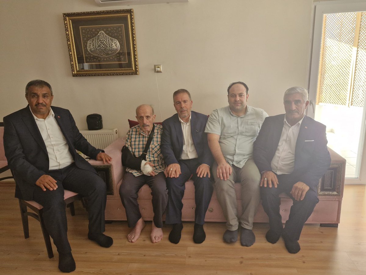 Emekli Vakıflar Bölge Müdürü ve Geçmiş dönemler Ak Parti İl Bşk.Yrd. Güzel insan Müslüm Tüysüz ağabeyimiz Rahmeti Rahmana kavuşmuştur Ailesine ve Sevenlerine Baş sağlığı dileriz,Mekanı cennet olsun.