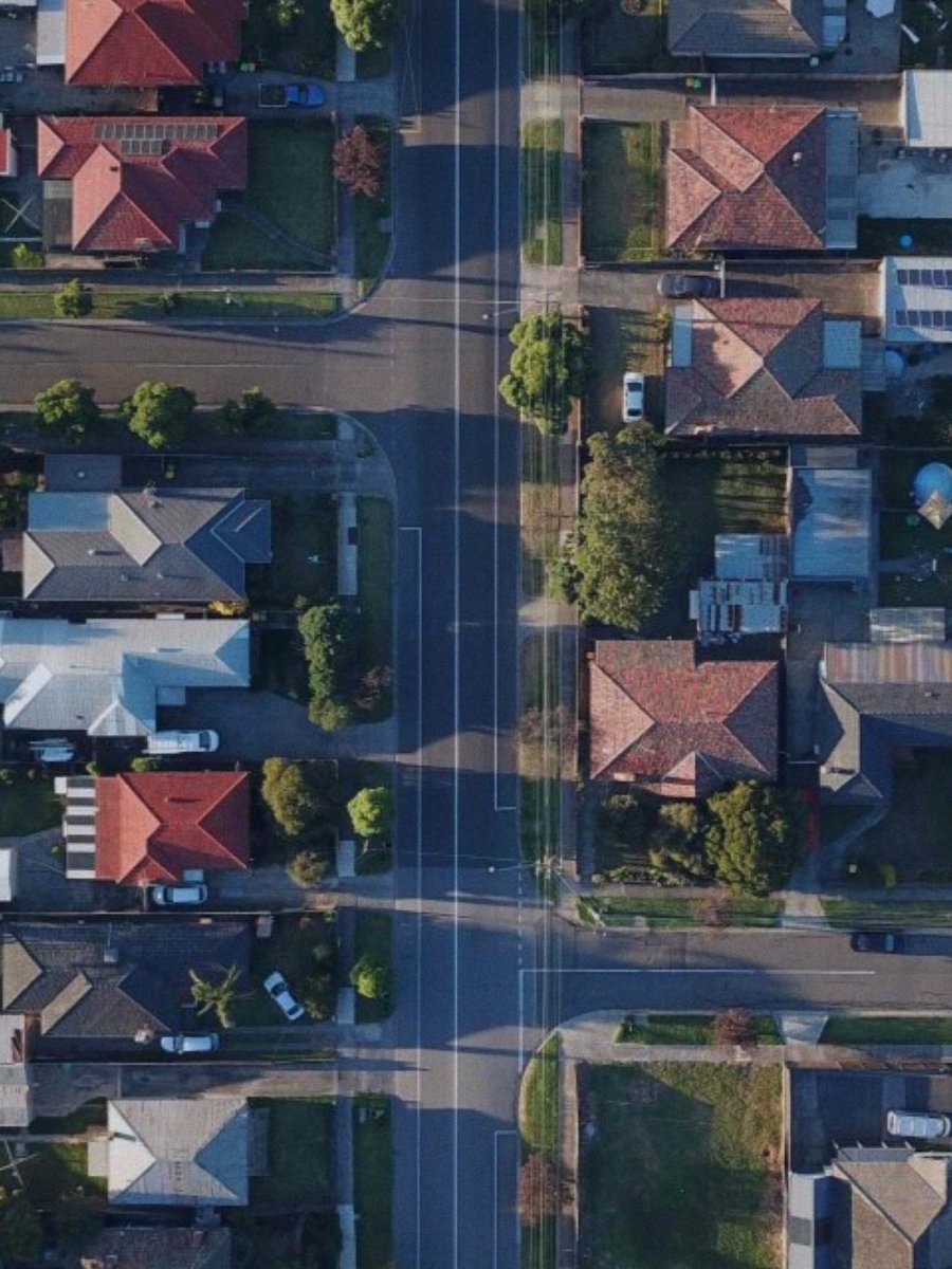 "We mean no harm. We keep our distance. I’m learning which sides of the street to walk on”

“Good Neighbor” by Gabriela Valencia is now up on LAR! Read it here: losangelesreview.org/good-neighbor-…

#LARintranslation