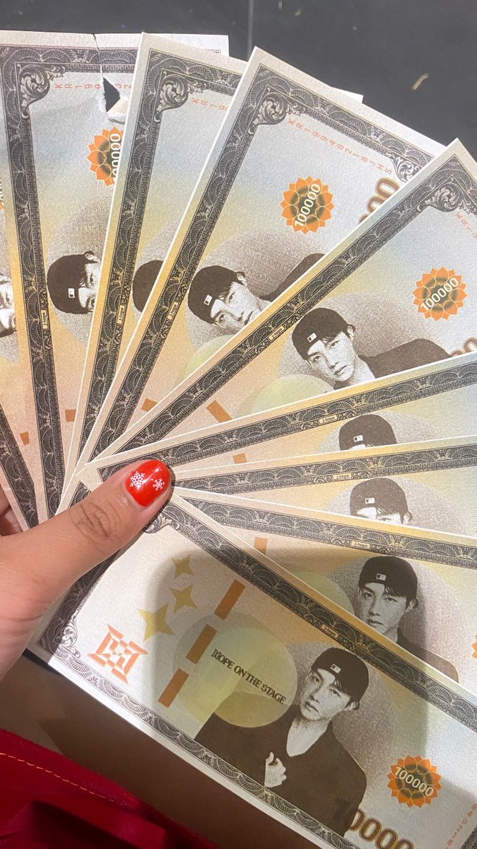 tart_t_'s tweet photo. ค่าบัตรคอนเสิร์ต=0 บาท 
มาดูคอนยังไงให้ได้กำไร!! เงินสกลุลเงินพี่โฮบคือ แบ้งเดียวรวย!!! #HOPE_ON_THE_STAGE_TOUR_BANGKOK
#โฮปบนเวทีที่บางกอก https://t.co/Km2jVwILim