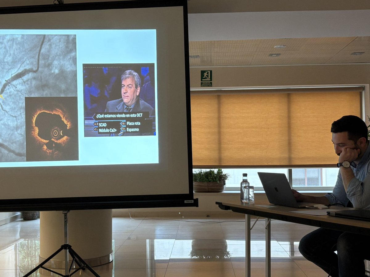 La semana pasada tuvimos un curso teórico - práctico de imagen intracoronaria con Tomografía de Coherencia Óptica #OCT con nuestros resis y el personal de la Unidad de Hemodinámica y Cardiología Intervencionista. Excelentes ponencias y casos prácticos.