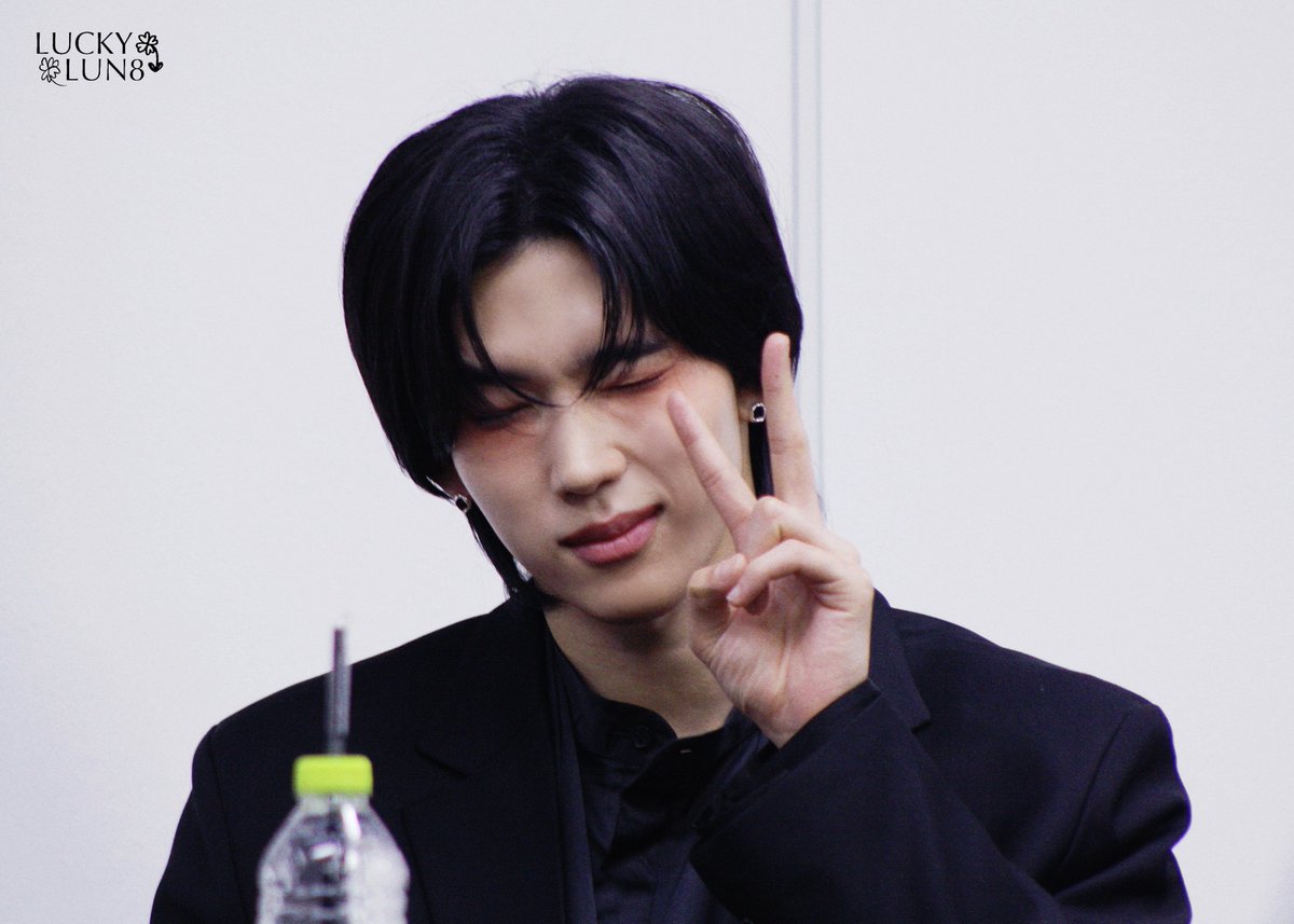 250301 팬플리 대면 팬싸 HD

🥰❣️

#루네이트 #카엘 #LUN8 #CHAEL