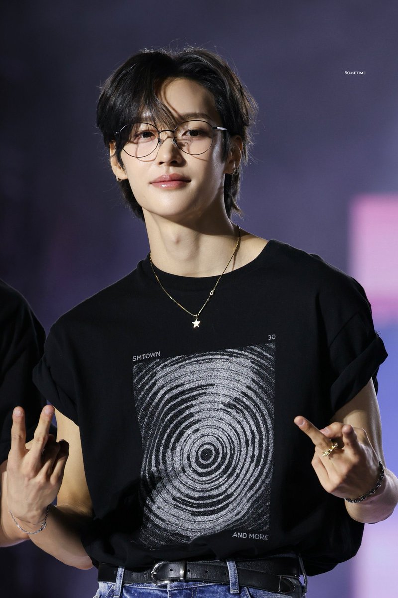 6ammmmm's tweet photo. 👓🧎🏻🧎🏻 https://t.co/yLb3KAmtwz