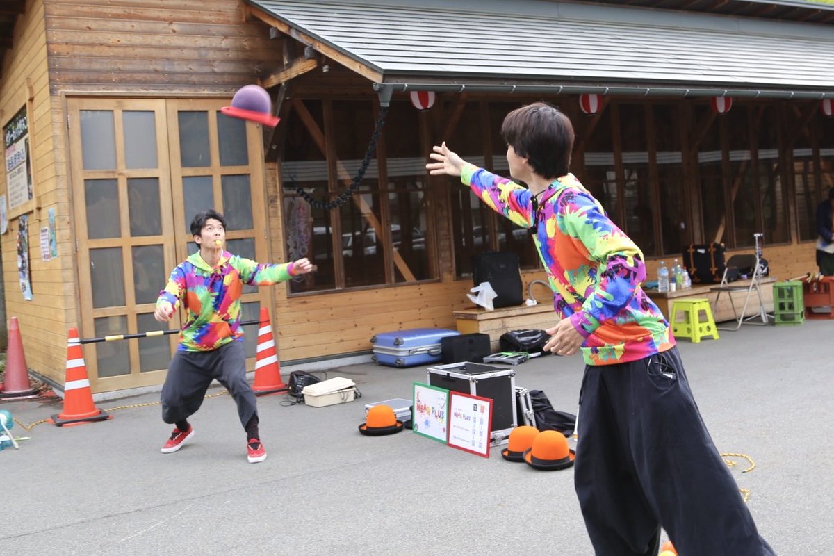 himekasyukazane's tweet photo. 【老神温泉大蛇まつり🐍】
#NearPlus のお二人による軽快で笑い溢れるパフォーマンスに、ご来場の皆様も笑顔いっぱいで楽しんでおられました!
お初様の襟巻きからバナナが…!?🥷🍌
観客を巻き込んでのパフォーマンスも素敵でしたね✨️
2日間ありがとうございました! https://t.co/0inP31T5Di
