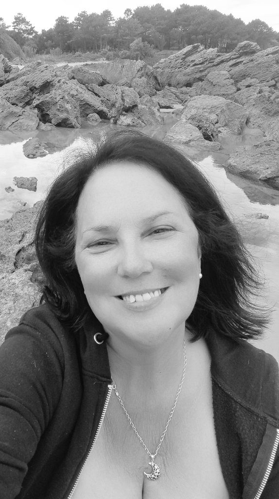 annamariadg0107's tweet image. #lunesde
En mis ojos
puedes leer
sentimientos,
mi sonrisa, 
mi amor,
si te fijas bien
llevan escritos 
tu nombre...
¿Café?
Feliz lunes a tod@s
#IloveMara